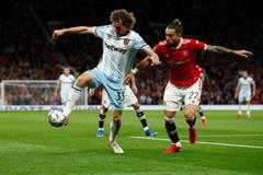 fotbal, anglický Ligový pohár 2021/2022, Manchester United v West Ham United, Alex Král, Alex Telles