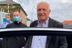 Václav Klaus odjíždí z nemocnice