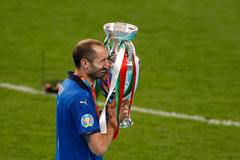 Giorgio Chiellini s trofejí pro mistry Evropy po finále ME 2020
