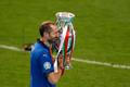 Giorgio Chiellini s trofejí pro mistry Evropy po finále ME 2020