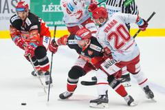 6. kolo hokejové extraligy 2021/22, Hradec - Třinec: Souboj domácího Petra Koukala a třineckého Petra Vrány