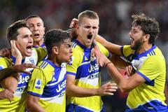 5. kolo italské fotbalové ligy 2021/22, Spezia - Juventus: Matthijs de Ligt (uprostřed) oslavuje se spoluhráči gól Juventusu