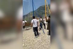 Díky se houpaly nad dva kilometry hlubokou propastí, houpačka se ale utrhla