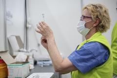 Ředění vakcín, Moderna, Pfizer, sestra, zdravotník, Očkovací centrum Tábor, očkování, koronavirus, zimní stadion, Jihočeský kraj