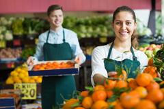 Doplňování zboží, supermarket, brigáda, ovoce a zelenina