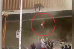 Matka vyhodila své dítě z bytového domu, aby ho zachránila před požárem. Moment zachytila kamera