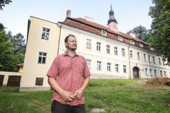 Zámek a obec Těchobuz