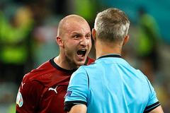 Michael Krmenčík a rozhodčí Björn Kuipers ve čtvrtfinále Česko - Dánsko na ME 2020