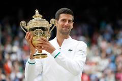 Novak Djokovič s trofejí pro vítěze Wimbledonu 2021