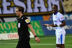 Hlavní rozhodčí Tomáš Klíma a Gigli Ndefe z Ostravy v zápase Olomouc - Baník (2021-22)