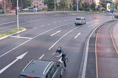 Policie v Ostravě pátrá po muži, který skočil před auto