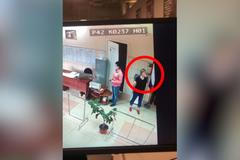 Podvádění u ruských voleb zachytila kamera. “Magická” ruka se zjevila několikrát za sebou