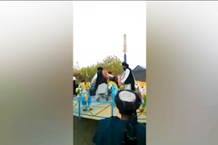 Bizarní záběry oslav Tálibánců. V Kábulu jezdí na autodromech a na ponících v zábavním parku