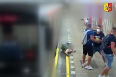 Rusky hovořící muži zbili v pražském metru cestujícího. Policie žádá o pomoc