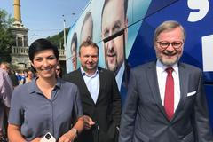 Lídři koalice Spolu před volebním autobusem v úterý 13. července 2021