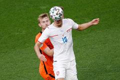 Patrik Schick a Matthijs de Ligt v osmifinále Nizozemsko - Česko na ME 2020