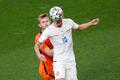 Patrik Schick a Matthijs de Ligt v osmifinále Nizozemsko - Česko na ME 2020