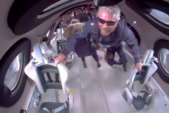 „Taky jsem byl dítětem.“ Dojatý miliardář Branson se radoval na hranici vesmíru