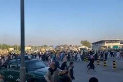 Afghánci se zoufale snažili uprchnout na letiště poté, co Tálibán převzal moc nad městem