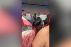 Uprostřed letu se žena pokusila otevřít dveře, letušky jí přilepili k sedadlu izolepou