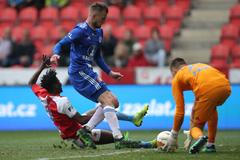 30. kolo české fotbalové ligy, Slavia - Olomouc: Zleva Peter Olayinka, Vít Beneš a Aleš Mandous