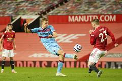 28. kolo anglické fotbalové ligy 2020/21, Manchester United - West Ham: Tomáš Souček při střeleckém pokusu