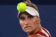 Markéta Vondroušová ve finále OH 2020 proti Belindě Bencicové