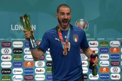 „Dneska vypiju všechno, zasloužím si to“, Bonucci si na tiskovce vychutnal colu i pivo