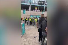 Peklo ve Wembley. Při finále ME propuklo v útrobách stadionu nekontrolovatelné násilí