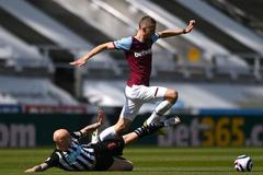 32. kolo anglické fotbalové ligy 2020/21, Newcastle - West Ham: Tomáš Souček a Jonjo Shelvey