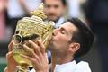 Novak Djokovič s trofejí pro vítěze Wimbledonu 2021