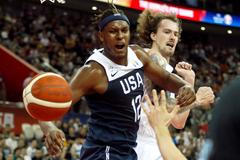 Myles Turne a Ondřej Balvín v zápase MS Česko - USA