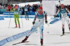 ZOH 2018: Stíhací závod biatlonistů: Michal Krčmář a Andrejs Rastorgujevs vpravo v pozadí