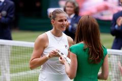 Karolína Plíšková s trofejí poraženou finalistku Wimbledonu 2021, kterou jí předala Catherine, vévodkyně z Cambridge