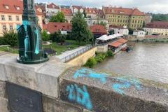 Karlův most, sprejeři, 9. červernec 2021