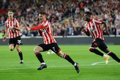 fotbal, anglická liga 2021/2022, Premier League, Brentford v Arsenal, Sergi Canós