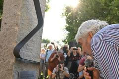 Donutil Kocourek pomník