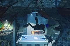 V Dubaji otevřeli nejhlubší bazén na světě. V plavkách s dýchací maskou si zahrajete třeba šachy