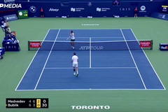 "Neuvěřitelné, co jsi udělala." Medveděv dostal bizarní trest, rozhodčí se vysmál