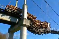 Řidič kamionu vjel omylem na jiný most