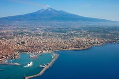 Sopka Etna nad Katánií, Itálie