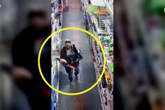 Zlodějka chtěla ukrást motorovou pilu. Vynalézavě si ji začala strkat do kalhot