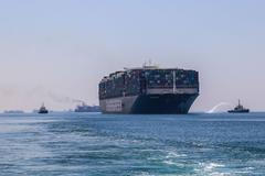 Loď, která ucpala Suez, konečně odplouvá pryč. Obra zadržovali na jezeře