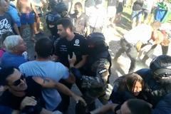 Napětí na uzavřené česko-slovenské hranici. Naštvané lidi vytlačovali těžkooděnci