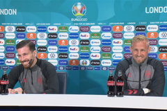 Dánský brankář vtipkuje o výhře Anglie