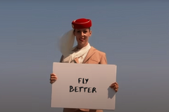 Emirates chtějí ohromit reklamou. Ženu upoutaly na samém vrcholu Burdž Chalífy