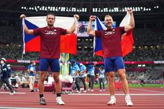 Oštěpaři Jakub Vadlejch a Vítězslav Veselý slaví medaile po finále na OH 2020