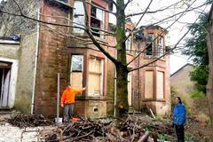 V aukci omylem koupili ruinu, tak teď spí na zahradě v karavanu a vilu si sami opravují