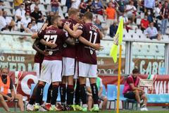 David Zima se spoluhráči z Turína slaví branku