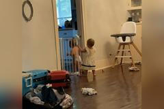 Dvojčata na útěku. Roční holčičky překvapily rodiče svou rychlostí